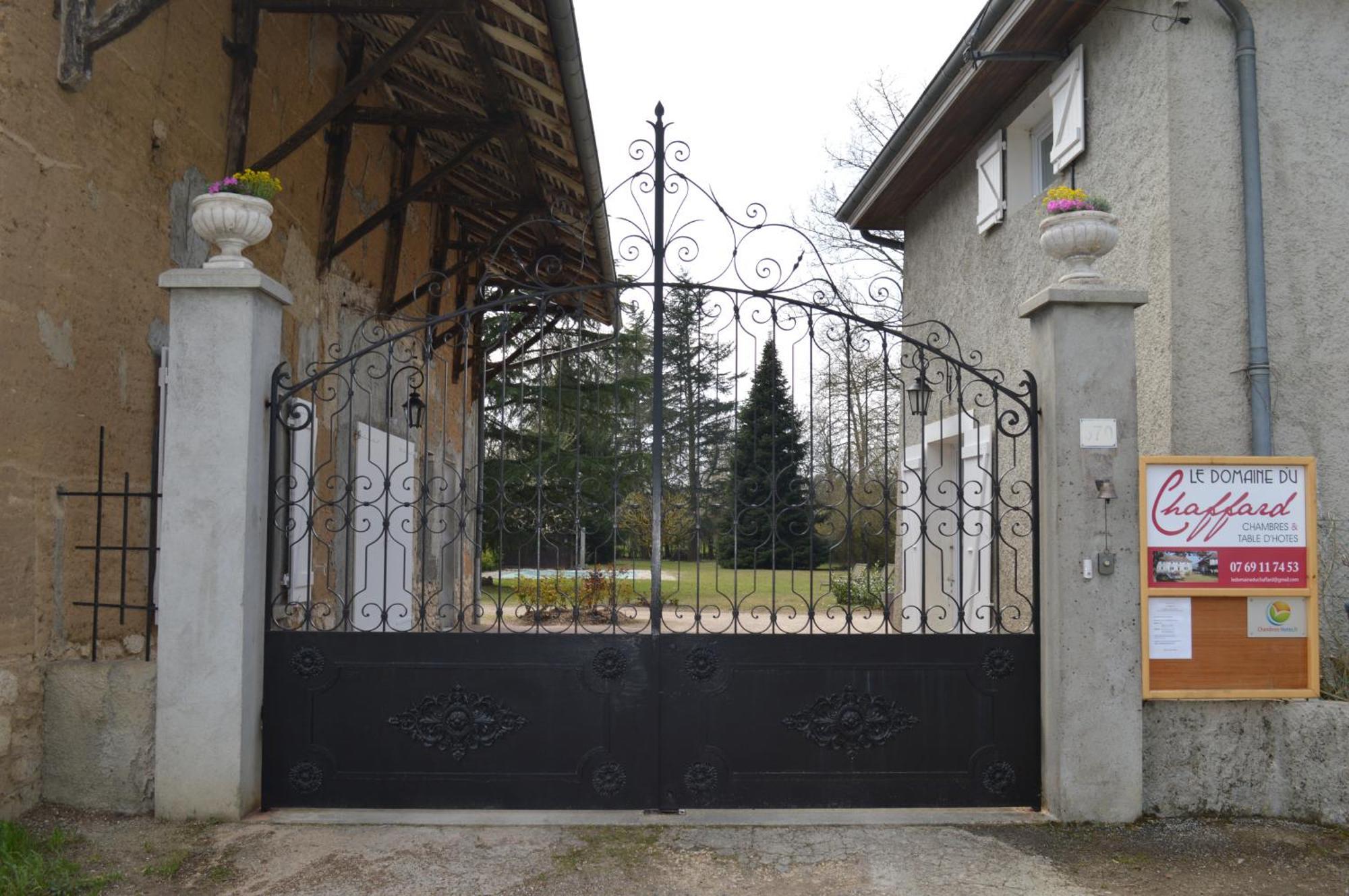 Le Domaine Du Chaffard Bed & Breakfast Les Avenieres Exterior photo